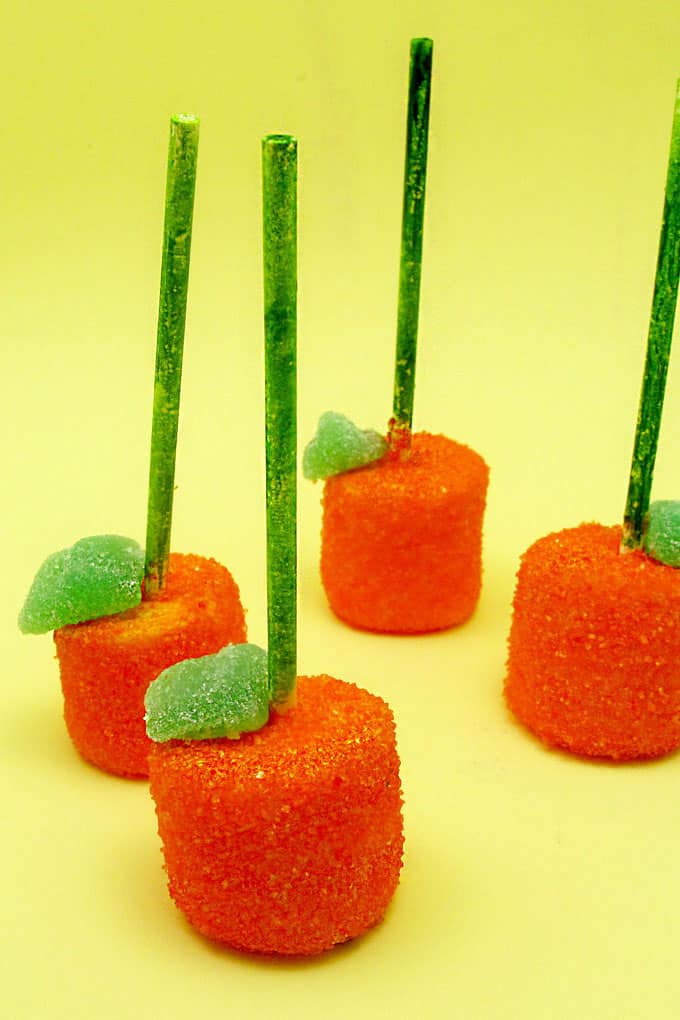  Fall marshmallow pops -- easy apple and pumpkin marshmallow pops. Food craft ideas for Fall themed parties, to sell at your Fall Fest, and more.