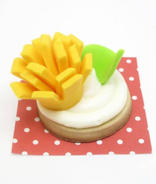 Fondant flowers Easy, bold, fondant flowers for cookies, cupcakes, and cakes.