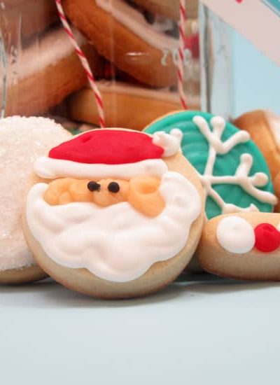 Super-cute decorated holiday cookies: How to make bite-size Christmas cookies in a jar. Great handmade gift idea for the holiday season! 