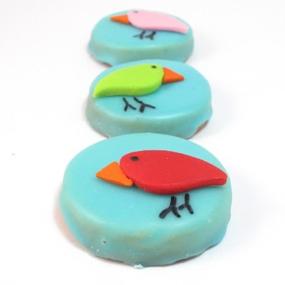 Bird cookies: How to decorate bird cookies with poured sugar icing and fondant. A fun Spring dessert idea.