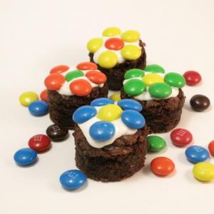 easy daisy brownie bites with M&Ms