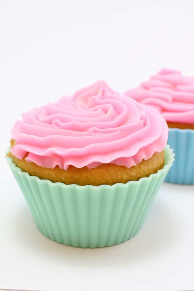 cupcake decorating: how to use tips to pipe frosting on cupcakes