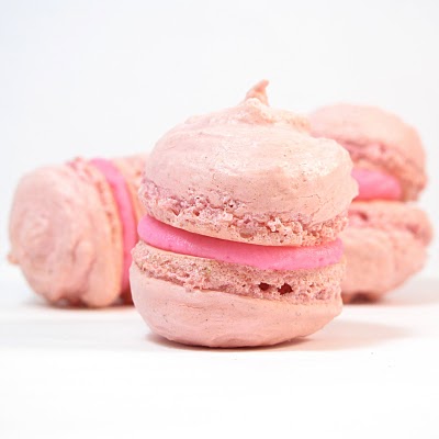 roundup of cute macarons -- fun food ideas using macarons.