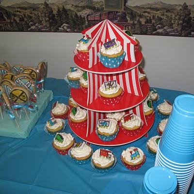 train party - train cupcakes 
