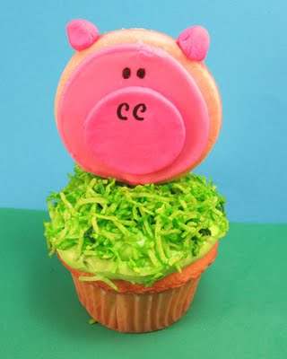 pig cupcakes with cookie toppers 