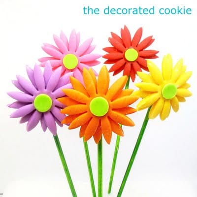 fondant daisy cookie pops 