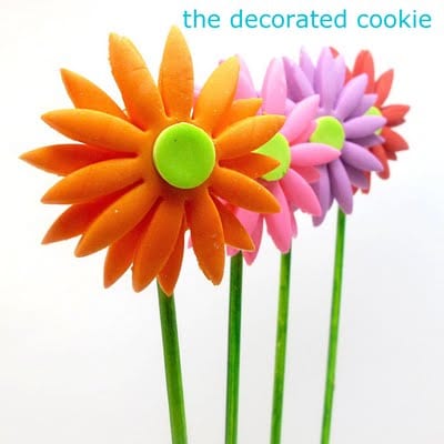 fondant daisy cookie pops 