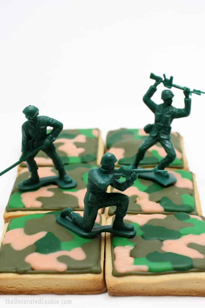 Army cookies: How to make and decorate camouflage (camo) cookies for the military. Veteran's Day or Memorial Day dessert idea. #ArmyCookies #CamoCookies #Camouflage #MemorialDayDesserts #VeteransDay #Military