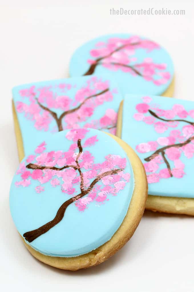 How to paint cherry blossoms on fondant decorated cookies with food coloringes, a beautiful dessert for spring. #cherryblossoms #spring #cookies 