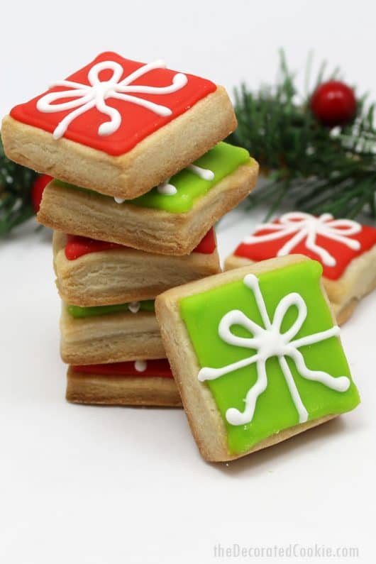 Step-by-step decorating instructions to make Christmas present cookies