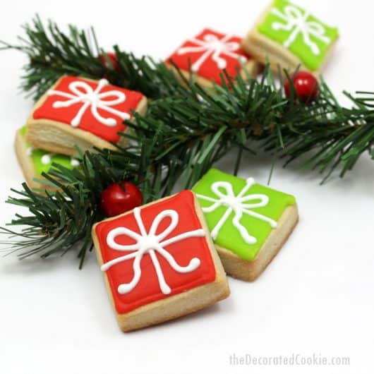 Step-by-step decorating instructions to make Christmas present cookies