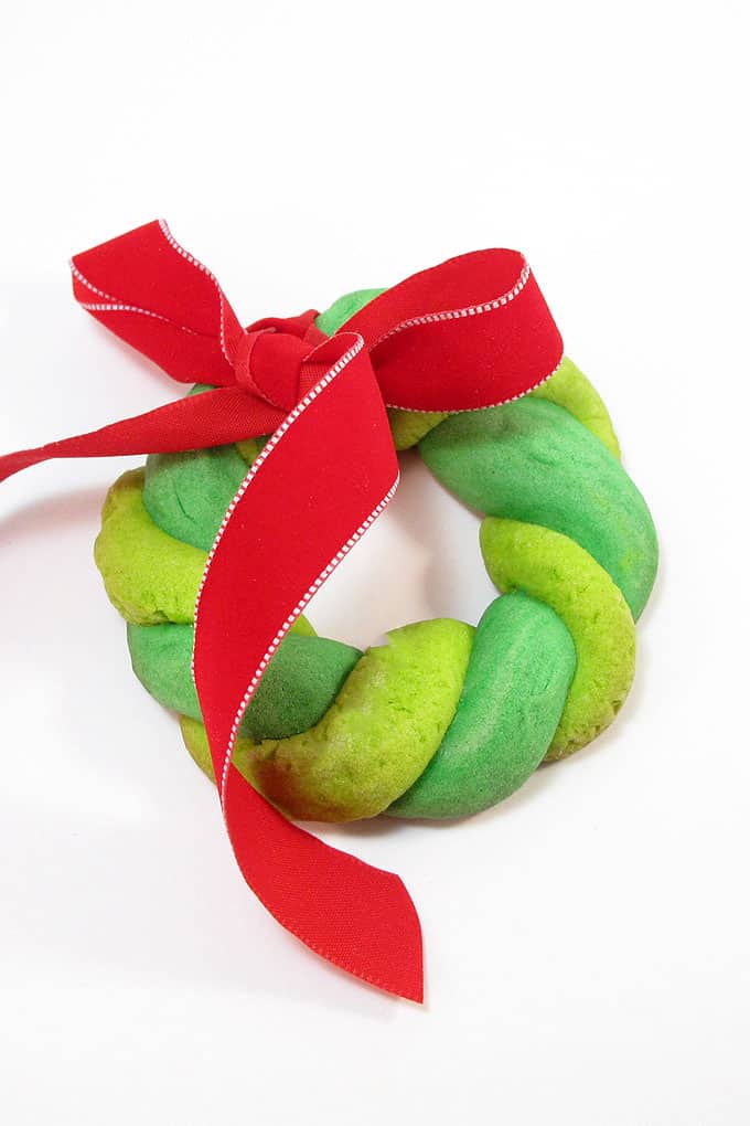 CHRISTMAS WREATH COOKIES _ Color cookie dough shades of green to make these easy Christmas wreath cookies. 