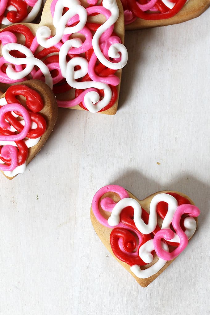 A simple method of decorating heart cookies for Valentine's Day using red and pink icing: How to decorate scribble heart cookies for Valentine's Day. 