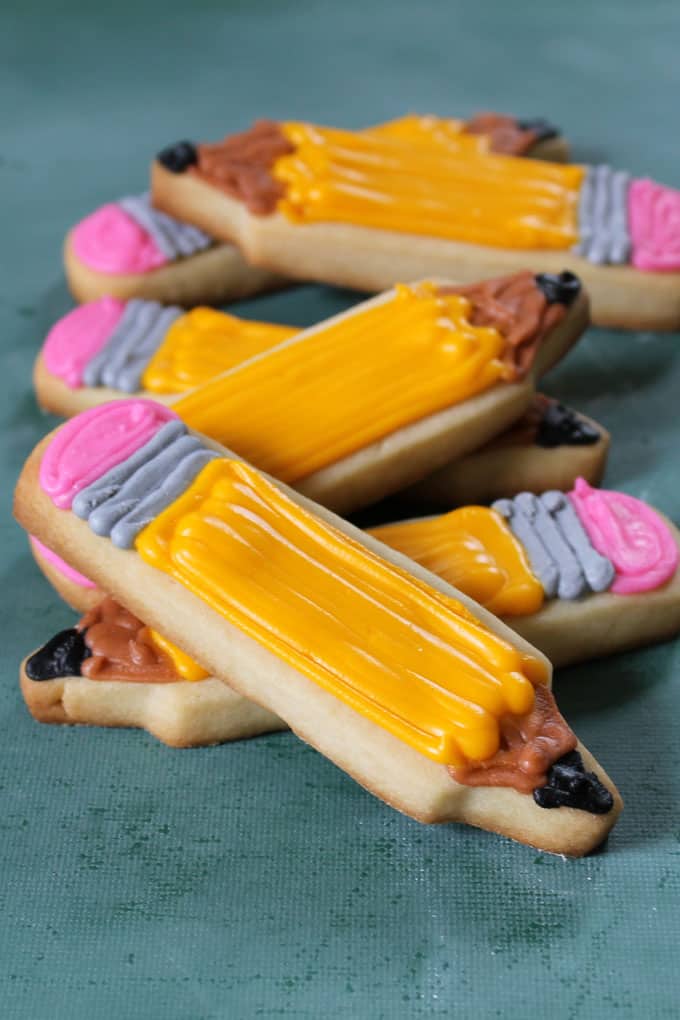 Pencil cookies: A fun back to school treat or a gift idea for teacher appreciation. Includes free printable for labels.