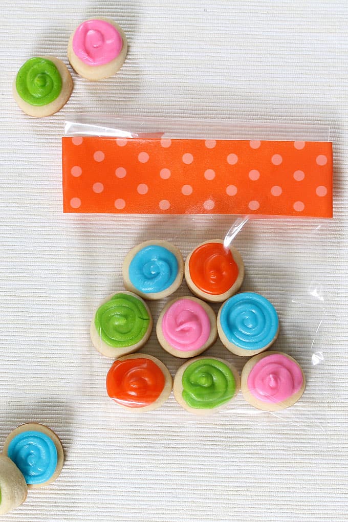 COOKIE SNACK PACKS: to-go snack packs of decorated cookies, colorful cookies for a birthday gift or for a party favor idea. 