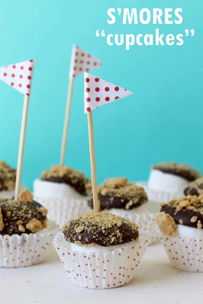 mini s'mores "cupcakes" made with marshmallows, chocolate, and graham cracker crumb, perfect fun summer food idea #smorescupcakes 