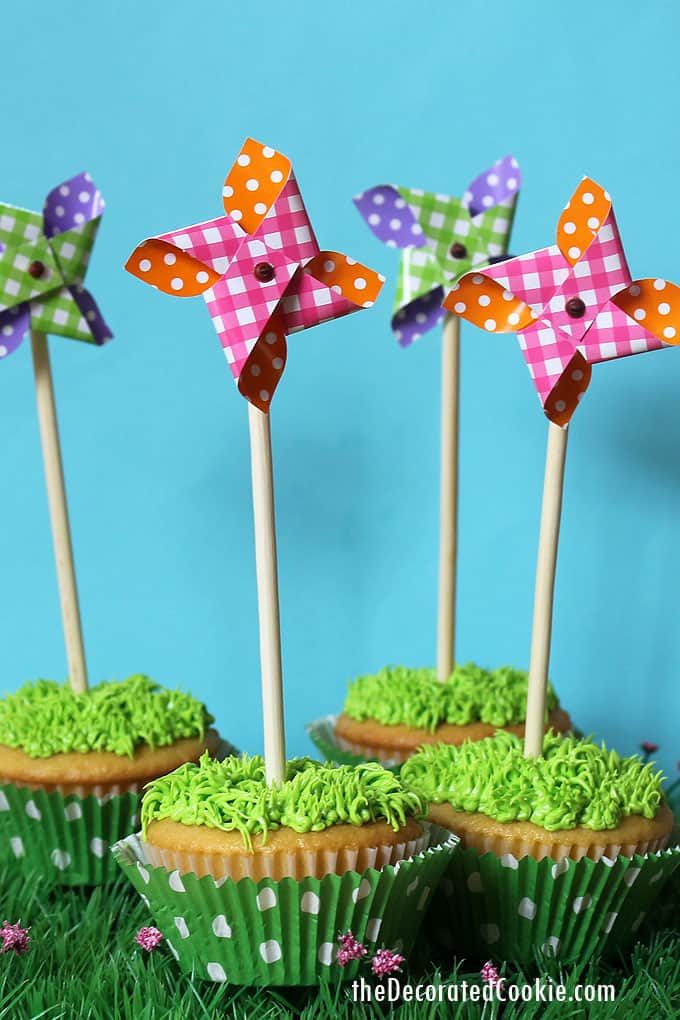 EASY PINWHEEL CUPCAKES -- how to pipe grass on cupcakes with green frosting and top summer cupcakes with store-bought pinwheels