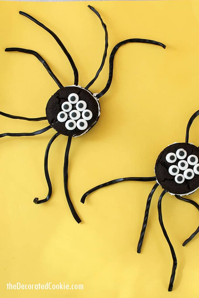 Easy Oreo Cakester spiders for Halloween. Quick Halloween treat to make using store-bought cookies, a fun food for your Halloween party. #halloween #partyfood #funfood #spiders #Oreos #OreoCakester #cookies 