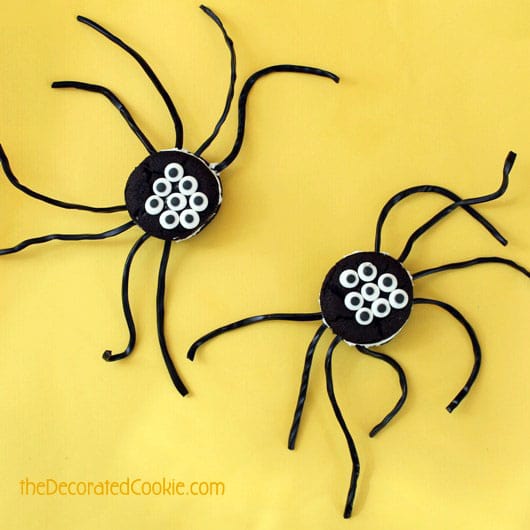 easy Oreo Cakester spiders for halloween 