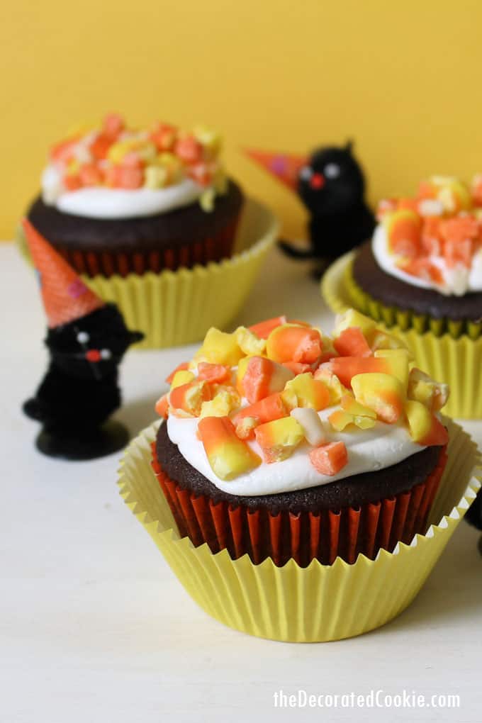 Easy cupcake decorating: Crushed candy corn cupcakes for Halloween. Sweet and simple Halloween cupcake idea for your party.