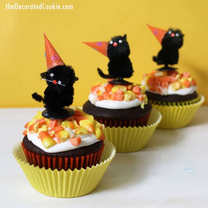 Easy cupcake decorating: Crushed candy corn cupcakes for Halloween. Sweet and simple Halloween cupcake idea for your party.