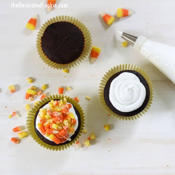 Easy cupcake decorating: Crushed candy corn cupcakes for Halloween. Sweet and simple Halloween cupcake idea for your party.