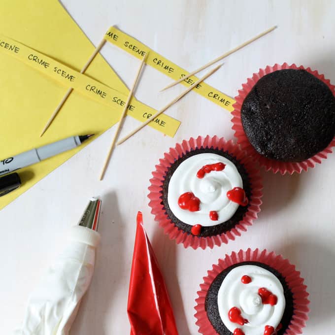 easy crime scene cupcakes for Halloween -- silly Halloween cupcake idea -- fun food for Halloween -- Halloween treats idea #Halloween #cupcakes #funfood #partyfood #crimescene 