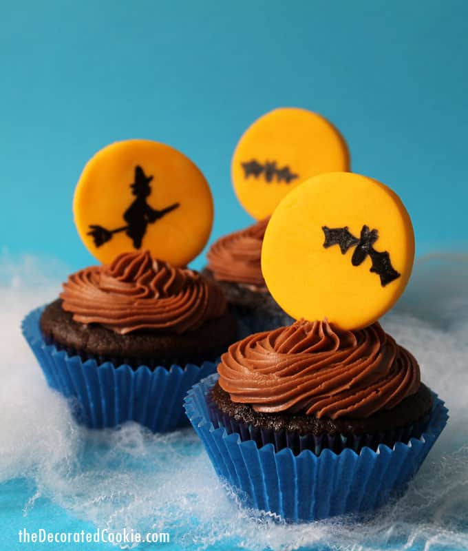 Halloween cupcakes topped with fondant full moon and an eerie scene. -- fun food for your Halloween party -- full moon cupcakes