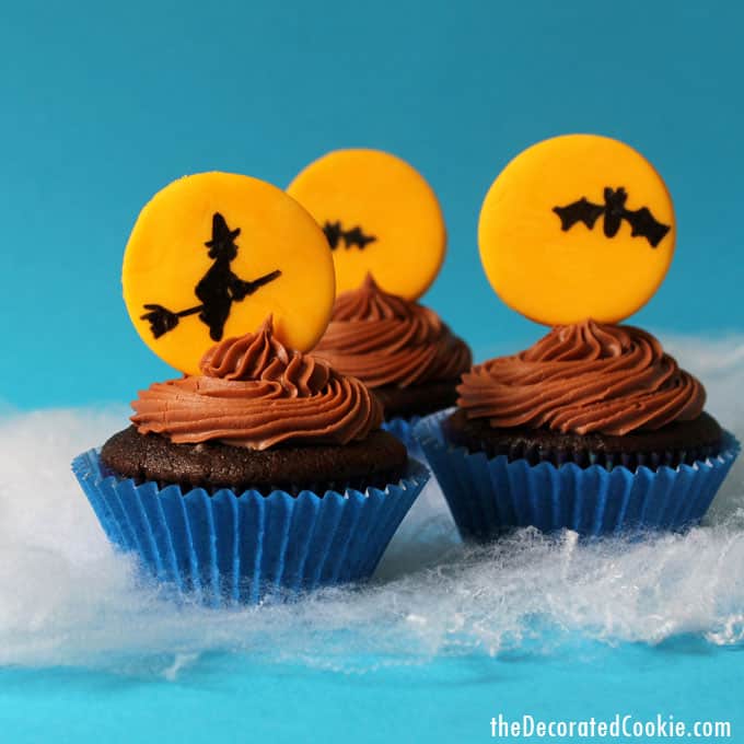 Halloween cupcakes topped with fondant full moon and an eerie scene. -- fun food for your Halloween party -- full moon cupcakes