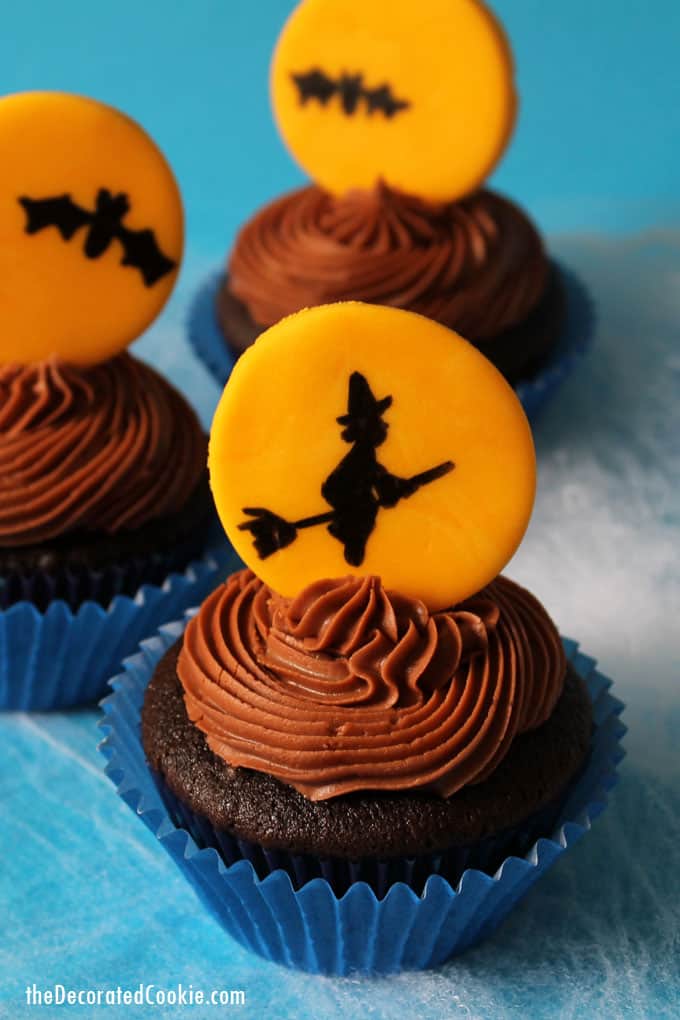 Halloween cupcakes topped with fondant full moon and an eerie scene. -- fun food for your Halloween party -- full moon cupcakes