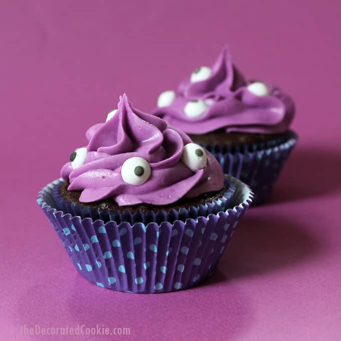It's easy to turn cupcakes into monster cupcakes for Halloween. Just add candy eyes. An easy Halloween cupcake idea for your party or classroom treat. #halloween #cupcakes #candyeyes #purple #monstercupcakes #partyfood #funfood #monsterparty