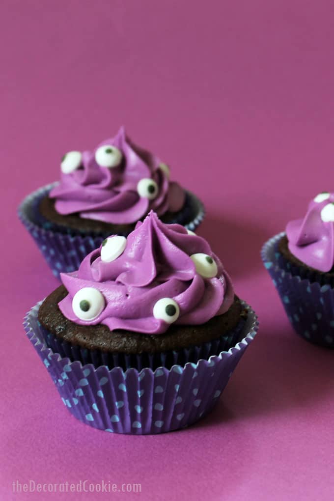 It's easy to turn cupcakes into monster cupcakes for Halloween. Just add candy eyes. An easy Halloween cupcake idea for your party or classroom treat. #halloween #cupcakes #candyeyes #purple #monstercupcakes #partyfood #funfood #monsterparty