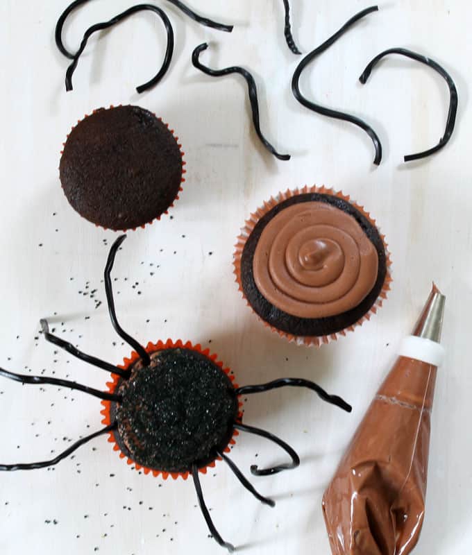 Easy! Make simple spider cupcakes for Halloween. Cupcake decorating idea for Halloween. Creepy spider fun food treat for Halloween