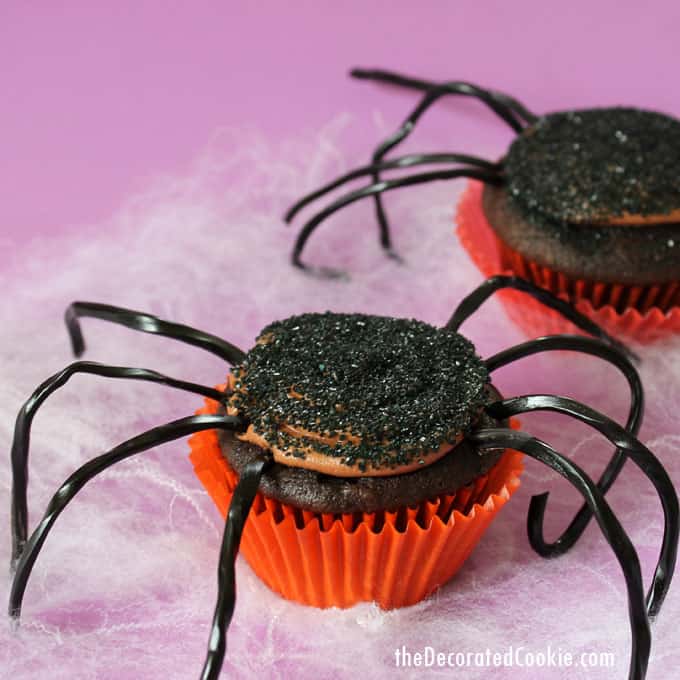 Easy! Make simple spider cupcakes for Halloween. Cupcake decorating idea for Halloween. Creepy spider fun food treat for Halloween