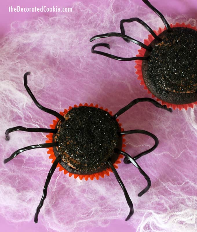 Easy! Make simple spider cupcakes for Halloween. Cupcake decorating idea for Halloween. Creepy spider fun food treat for Halloween