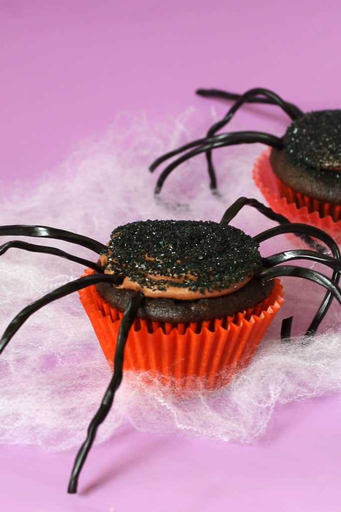 Easy! Make simple spider cupcakes for Halloween. Cupcake decorating idea for Halloween. Creepy spider fun food treat for Halloween