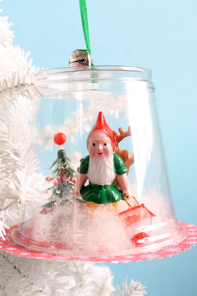 https://thedecoratedcookie.com/wp-content/uploads/2013/12/diorama-christmas-ornament-image-5.jpg