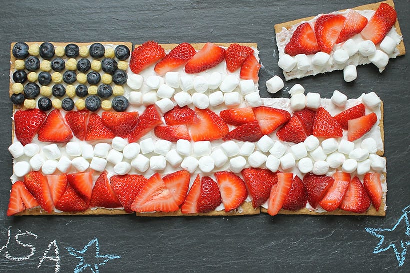 American flag dessert pull-apart graham crackers, marshmallows, and berries