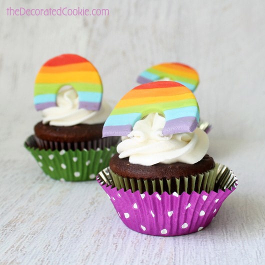 https://thedecoratedcookie.com/wp-content/uploads/2014/06/wm_fondant_rainbow_cupcakes-3.jpg