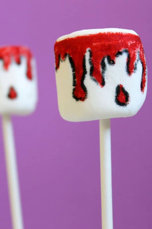 BLOODY MARSHMALLOWS: Easy Halloweem marshmallow art.