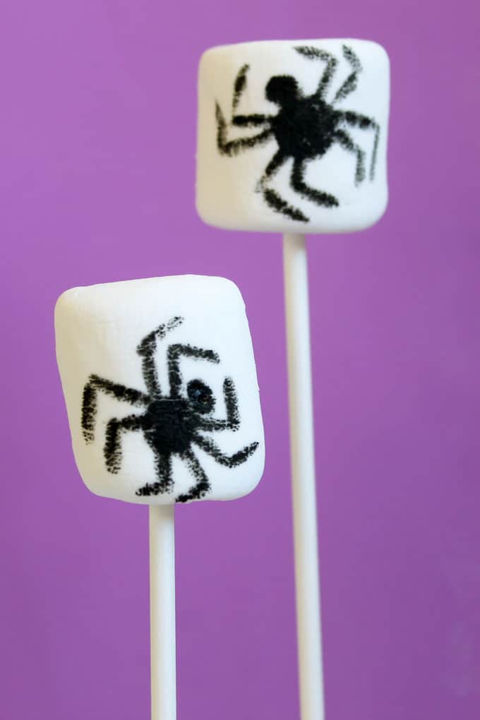 Spider marshmallows for Halloween. Use food coloring pens and marshmallows to create marshmallow art for an easy Halloween treat idea kids can make.