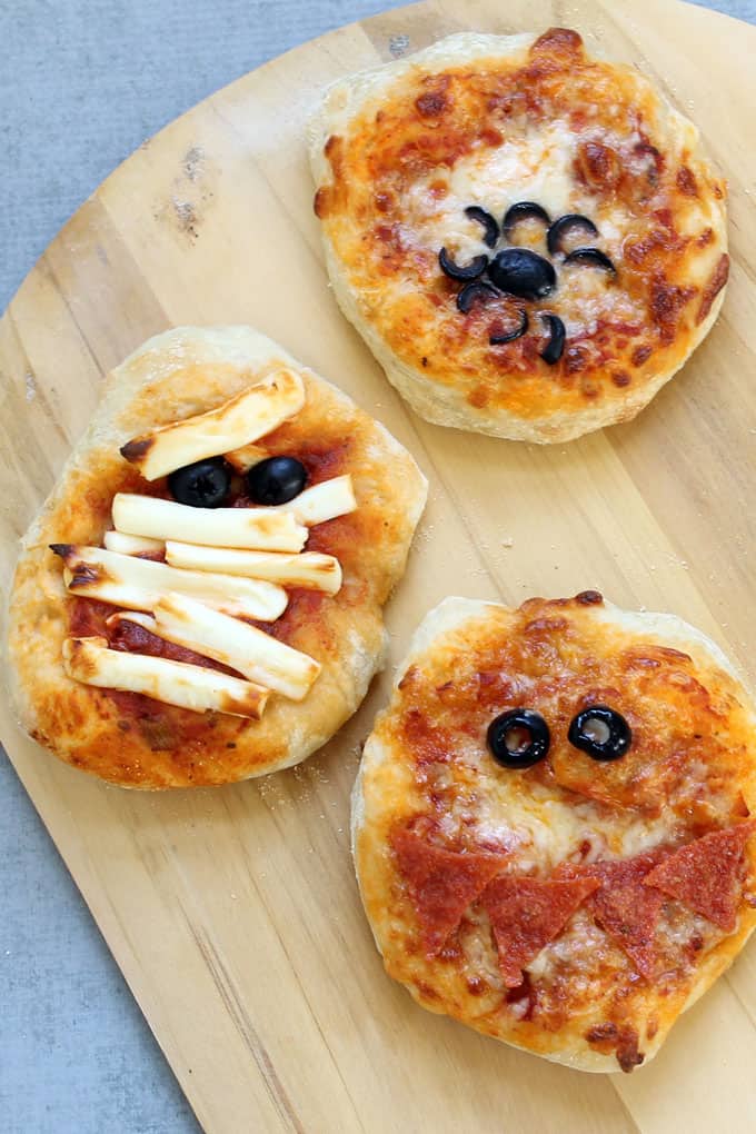 Healthy Halloween treats and snacks: spider and mummy pizzas 