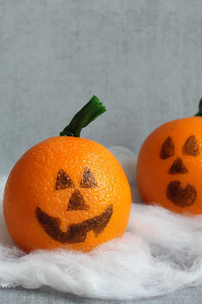 Healthy Halloween treats and snacks: jack o' lantern oranges 