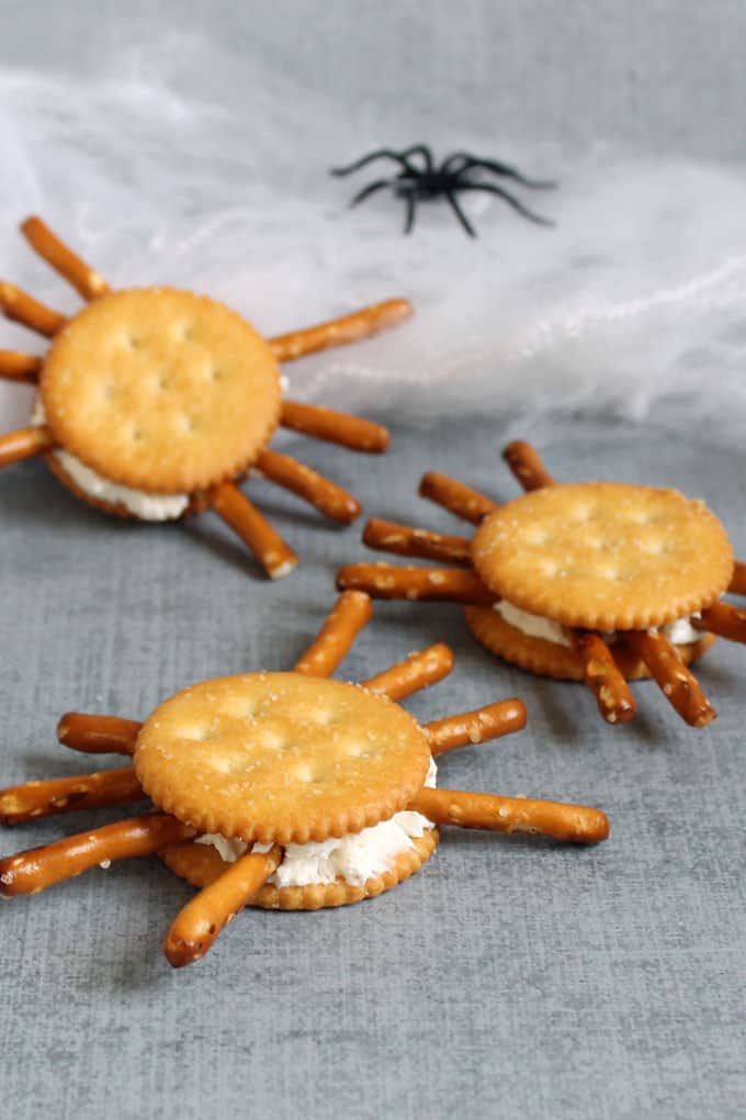 Healthy Halloween treats and snacks: sandwich crackers spiders 