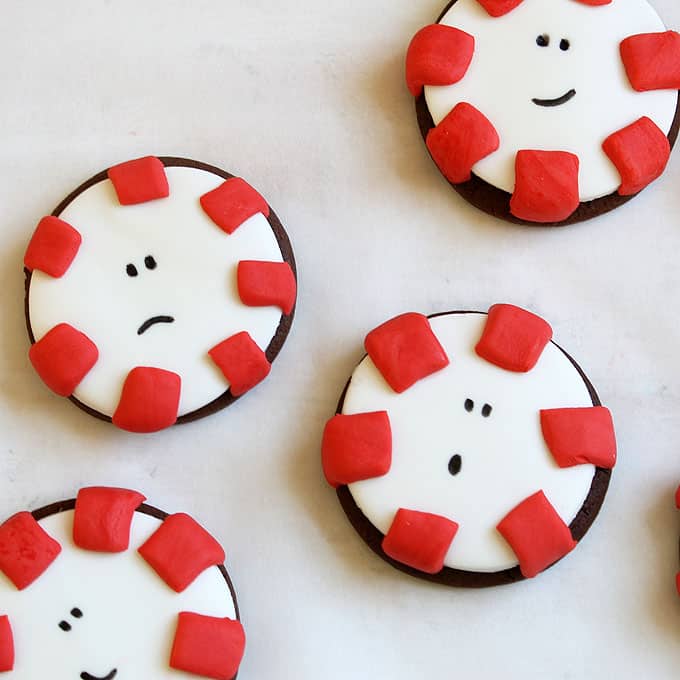 Adorable CHOCOLATE PEPPERMINT COOKIES from cake mix with fondant for a fun, clever decorated Christmas cookie idea. Just like the candy. #peppermint #cakemixcookies #chocolatecookies #christmascookies #fondant #cookiedecorating