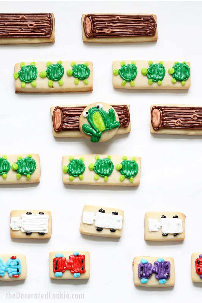 FROGGER VIDEO GAME COOKIES: How to decorate the popular '80s video game, Frogger, on cookies, a perfect handmade gift idea for a gamer. #VIDEOGAMES #1980s #frogger #atari #cookies #partyfood #cookiedecorating 