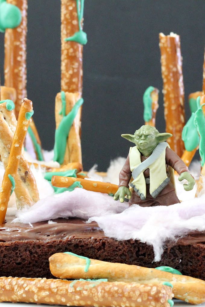 STAR WARS BROWNIES with Yoda and the dagobah system 