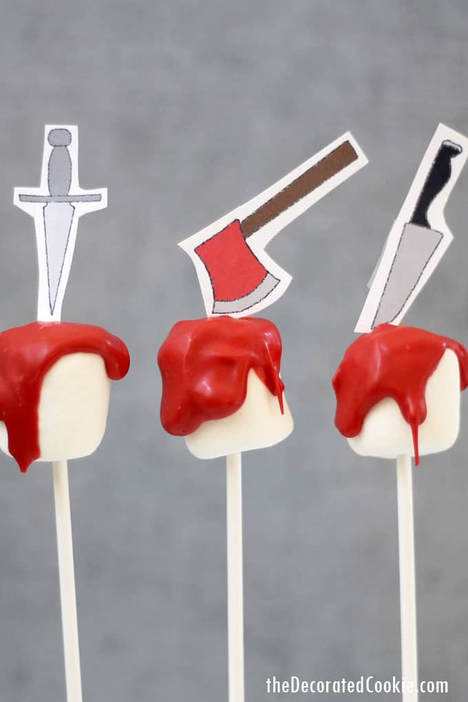 bloody Halloween marshmallows with free printables -- fun food for your Halloween party, spooky, bloody food made with candy melts and marshmallows. #halloween #printables #marshmallows 