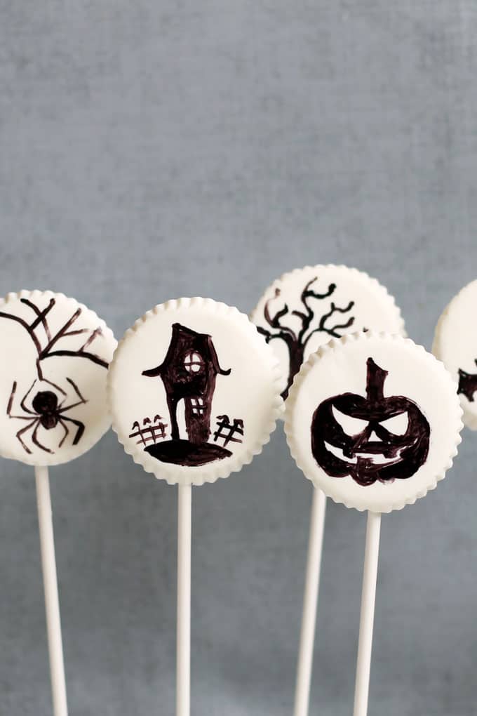 HALLOWEEN LOLLIPOPS: Painted chocolate lollipops Halloween favors #halloween #lollipops #partyfood #painting #chocolate #candymelts 