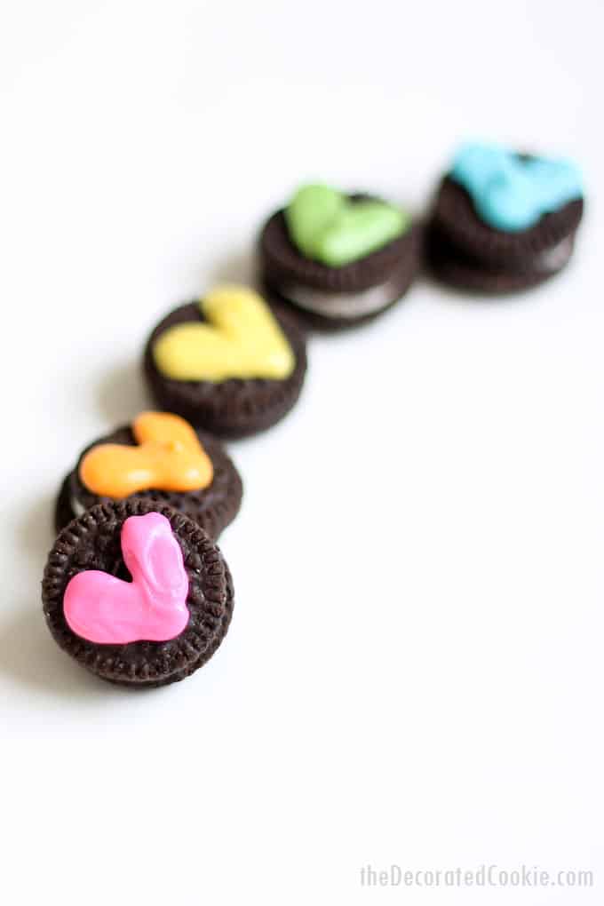 HEART RAINBOW MINI OREOS -- Easy treats for Valentine's Day, classroom parties, or for a rainbow party. Fun unicorn food idea. #oreos #rainbow #hearts #valentinesday #minioreos #unicornfood #rainbowparty 